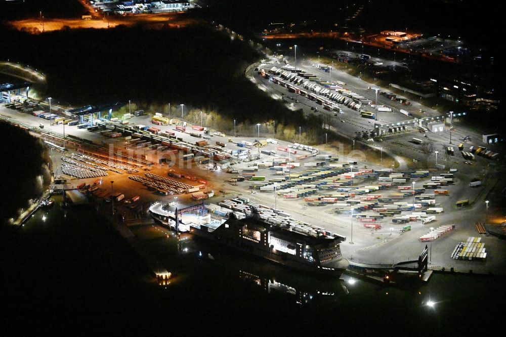 Travemünde bei Nacht von oben - Nachtluftbild Terminal Skandinavienkai im Ortsteil Ivendorf in Travemünde im Bundesland Schleswig-Holstein, Deutschland