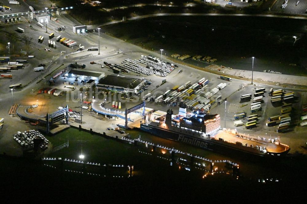 Travemünde bei Nacht aus der Vogelperspektive: Nachtluftbild Terminal Skandinavienkai im Ortsteil Ivendorf in Travemünde im Bundesland Schleswig-Holstein, Deutschland