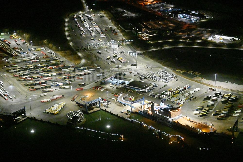 Nachtluftbild Travemünde - Nachtluftbild Terminal Skandinavienkai im Ortsteil Ivendorf in Travemünde im Bundesland Schleswig-Holstein, Deutschland