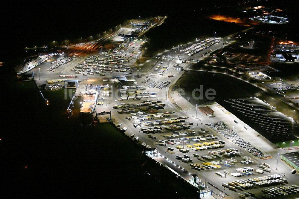 Travemünde bei Nacht von oben - Nachtluftbild Terminal Skandinavienkai im Ortsteil Ivendorf in Travemünde im Bundesland Schleswig-Holstein, Deutschland