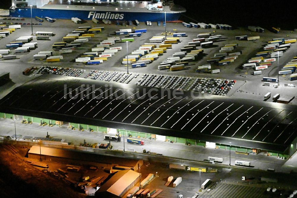Nachtluftbild Travemünde - Nachtluftbild Terminal Skandinavienkai im Ortsteil Ivendorf in Travemünde im Bundesland Schleswig-Holstein, Deutschland