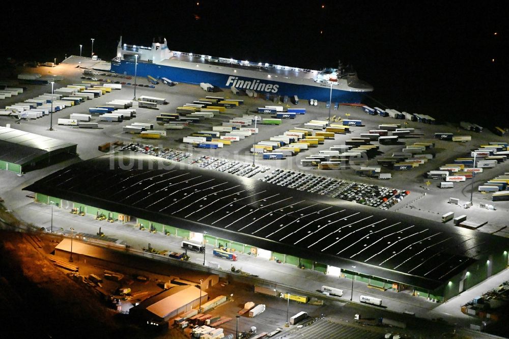 Nacht-Luftaufnahme Travemünde - Nachtluftbild Terminal Skandinavienkai im Ortsteil Ivendorf in Travemünde im Bundesland Schleswig-Holstein, Deutschland