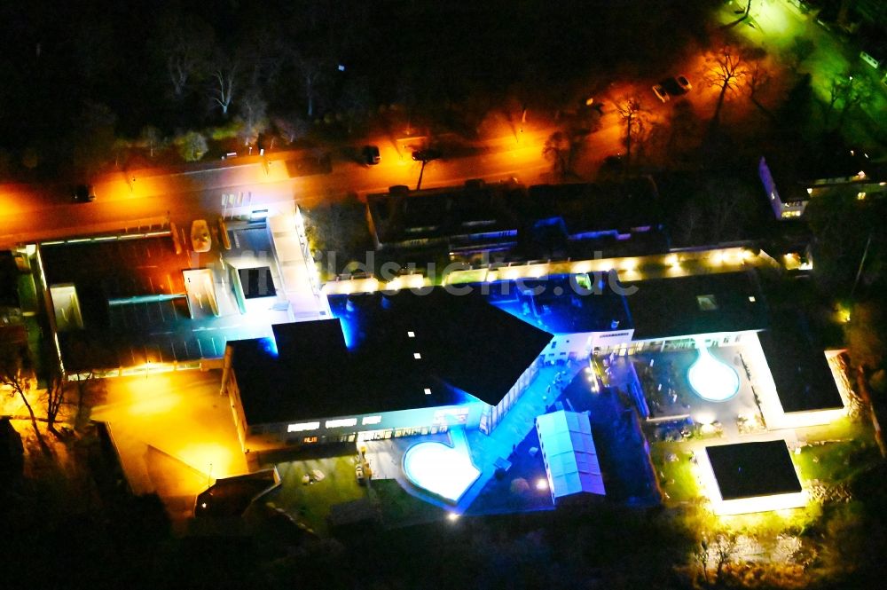 Nachtluftbild Thale - Nachtluftbild Therme und Schwimmbecken am Freibad der Freizeiteinrichtung Bodethal in Thale im Bundesland Sachsen-Anhalt, Deutschland