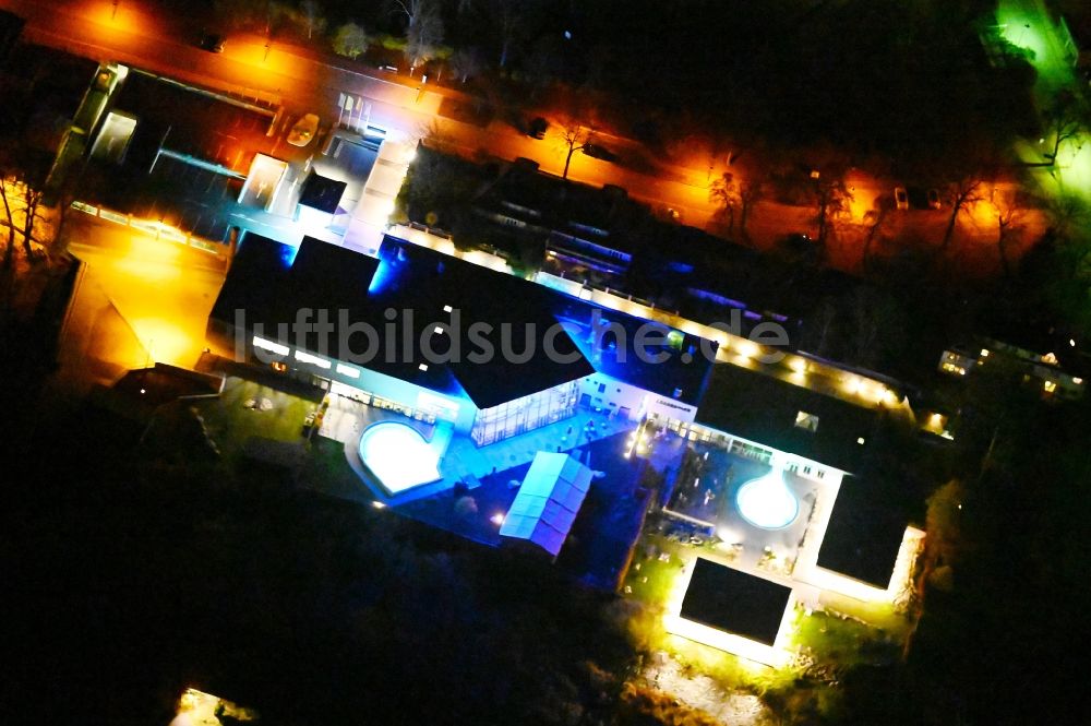 Nacht-Luftaufnahme Thale - Nachtluftbild Therme und Schwimmbecken am Freibad der Freizeiteinrichtung Bodethal in Thale im Bundesland Sachsen-Anhalt, Deutschland
