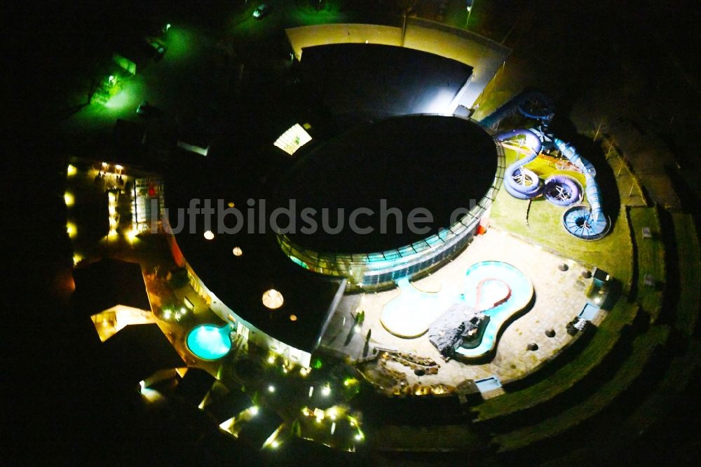 Nacht-Luftaufnahme Hohenfelden - Nachtluftbild Therme und Schwimmbecken am Freibad der Freizeiteinrichtung in Hohenfelden im Bundesland Thüringen, Deutschland