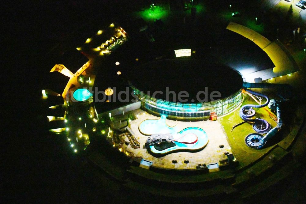 Nacht-Luftaufnahme Hohenfelden - Nachtluftbild Therme und Schwimmbecken am Freibad der Freizeiteinrichtung in Hohenfelden im Bundesland Thüringen, Deutschland