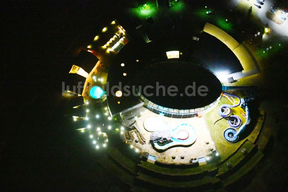 Nachtluftbild Hohenfelden - Nachtluftbild Therme und Schwimmbecken am Freibad der Freizeiteinrichtung in Hohenfelden im Bundesland Thüringen, Deutschland