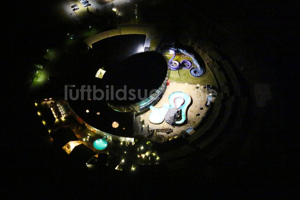 Hohenfelden bei Nacht von oben - Nachtluftbild Therme und Schwimmbecken am Freibad der Freizeiteinrichtung in Hohenfelden im Bundesland Thüringen, Deutschland