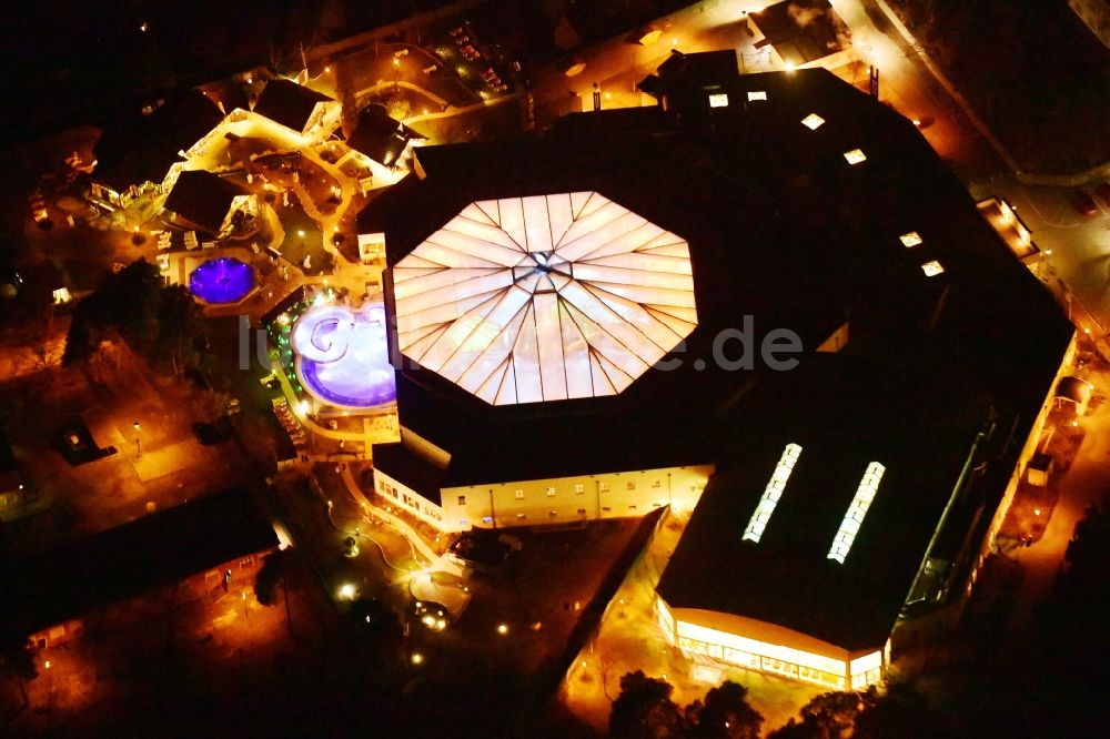 Nacht-Luftaufnahme Ludwigsfelde - Nachtluftbild Therme und Schwimmbecken am Freibad der Freizeiteinrichtung in Ludwigsfelde im Bundesland Brandenburg, Deutschland