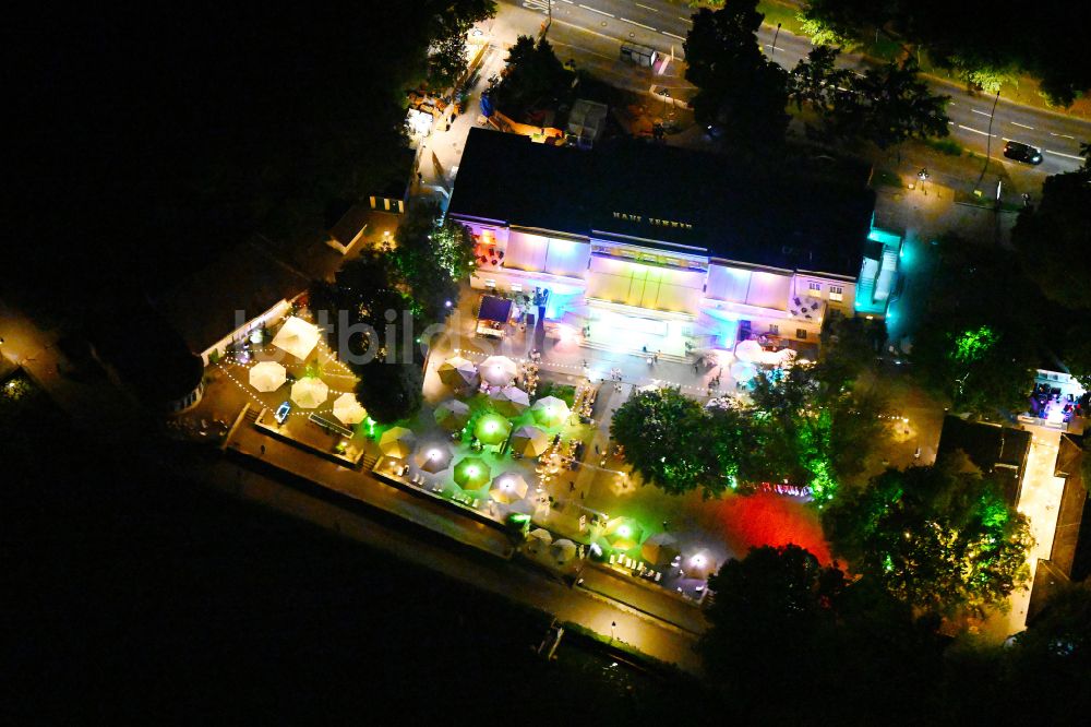 Berlin bei Nacht aus der Vogelperspektive: Nachtluftbild Tische und Sitzbänke der Freiluft- Gaststätte Haus Zenner in Berlin, Deutschland