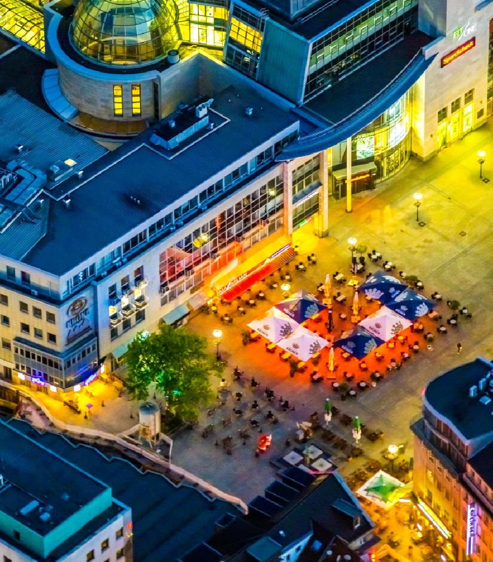 Nacht-Luftaufnahme Dortmund - Nachtluftbild Tische und Sitzbänke der Freiluft- Gaststätten auf dem Markt in Dortmund im Bundesland Nordrhein-Westfalen, Deutschland