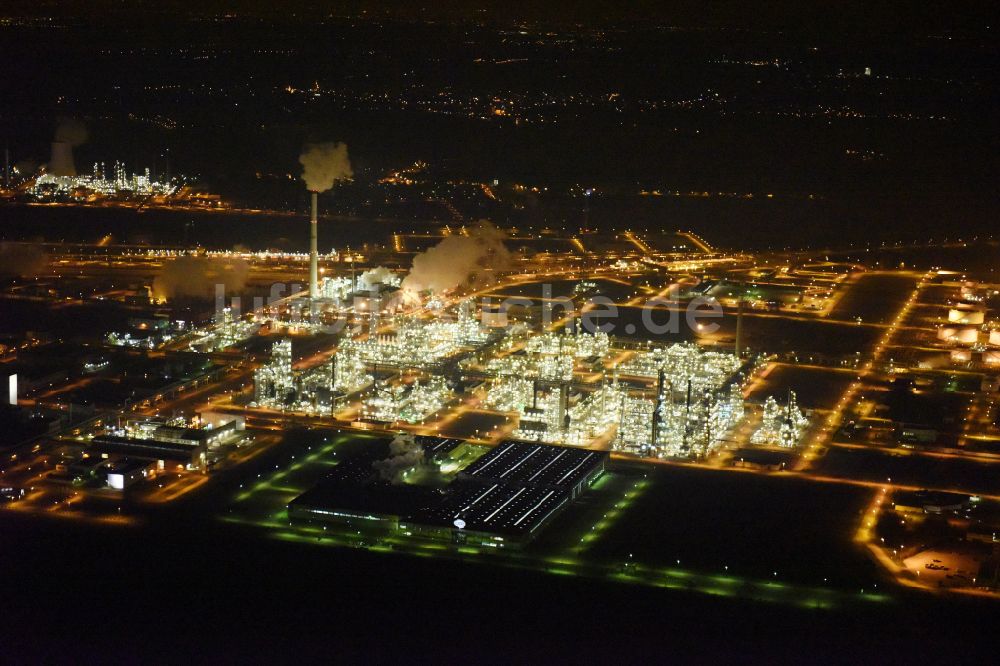Nachtluftbild Leuna - Nachtluftbild TOTAL Raffinerie Mitteldeutschland in Leuna im Bundesland Sachsen-Anhalt
