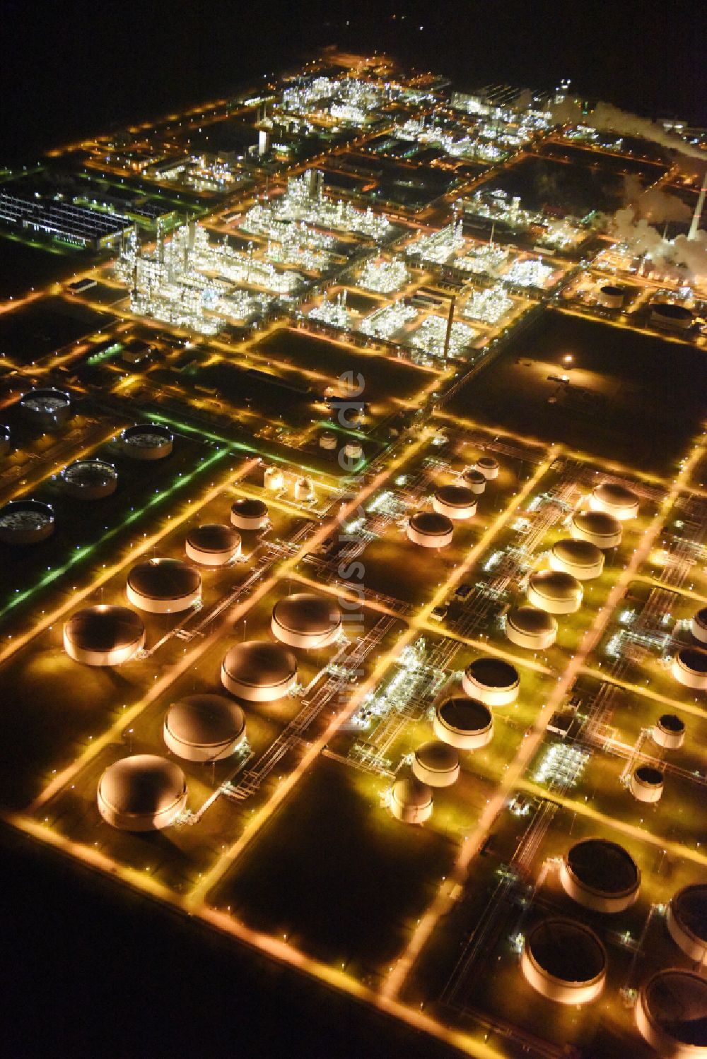 Nacht-Luftaufnahme Leuna - Nachtluftbild TOTAL Raffinerie Mitteldeutschland in Leuna im Bundesland Sachsen-Anhalt