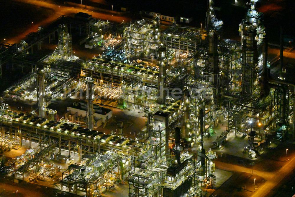 Nacht-Luftaufnahme Leuna - Nachtluftbild TOTAL Raffinerie Mitteldeutschland in Leuna im Bundesland Sachsen-Anhalt