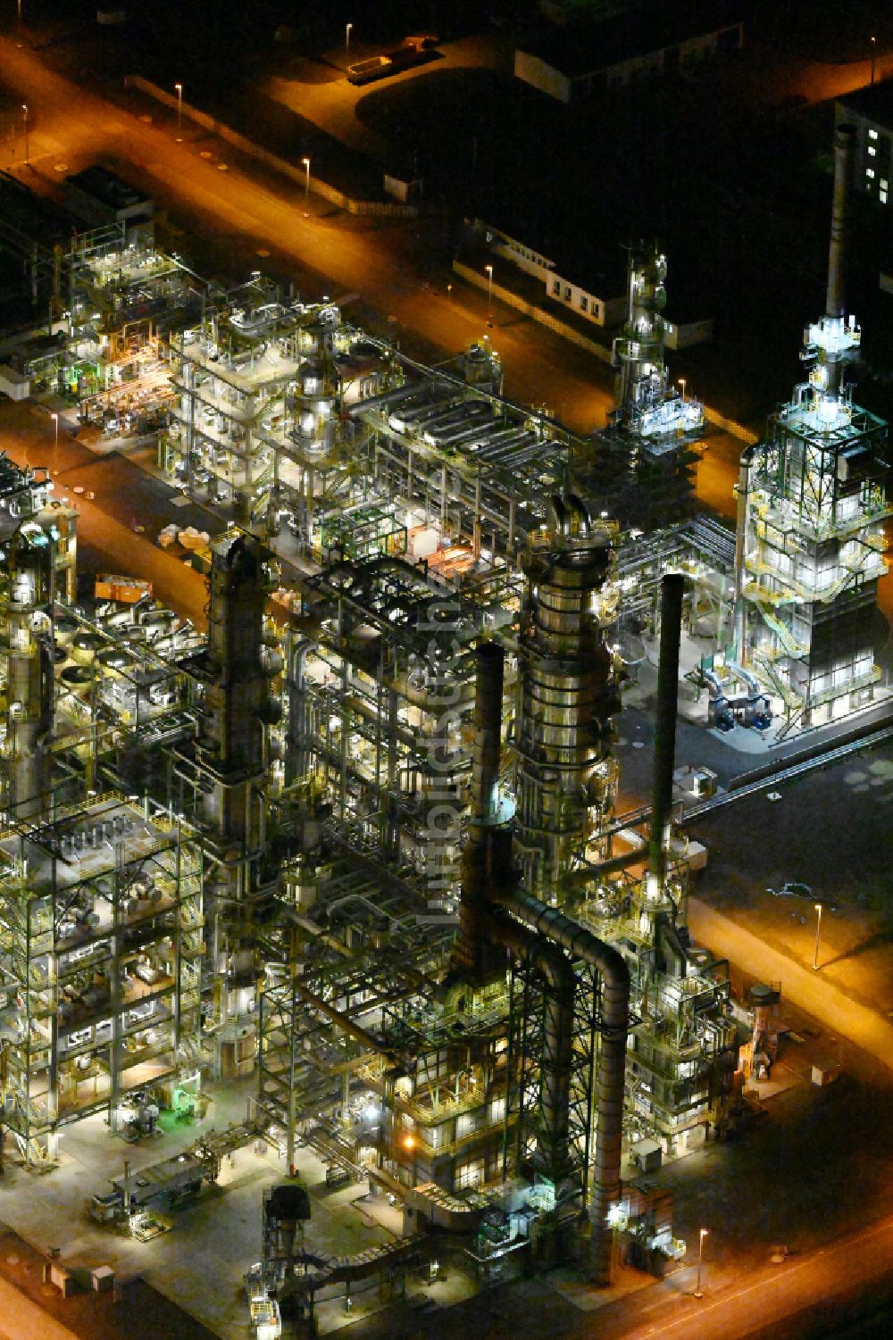 Nachtluftbild Leuna - Nachtluftbild TOTAL Raffinerie Mitteldeutschland in Leuna im Bundesland Sachsen-Anhalt