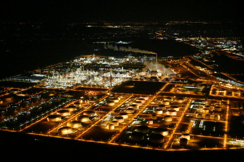 Leuna bei Nacht von oben - Nachtluftbild TOTAL Raffinerie Mitteldeutschland in Leuna im Bundesland Sachsen-Anhalt