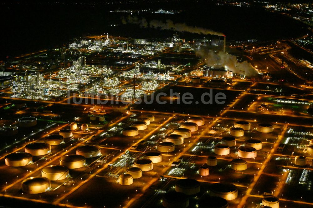 Leuna bei Nacht aus der Vogelperspektive: Nachtluftbild TOTAL Raffinerie Mitteldeutschland in Leuna im Bundesland Sachsen-Anhalt