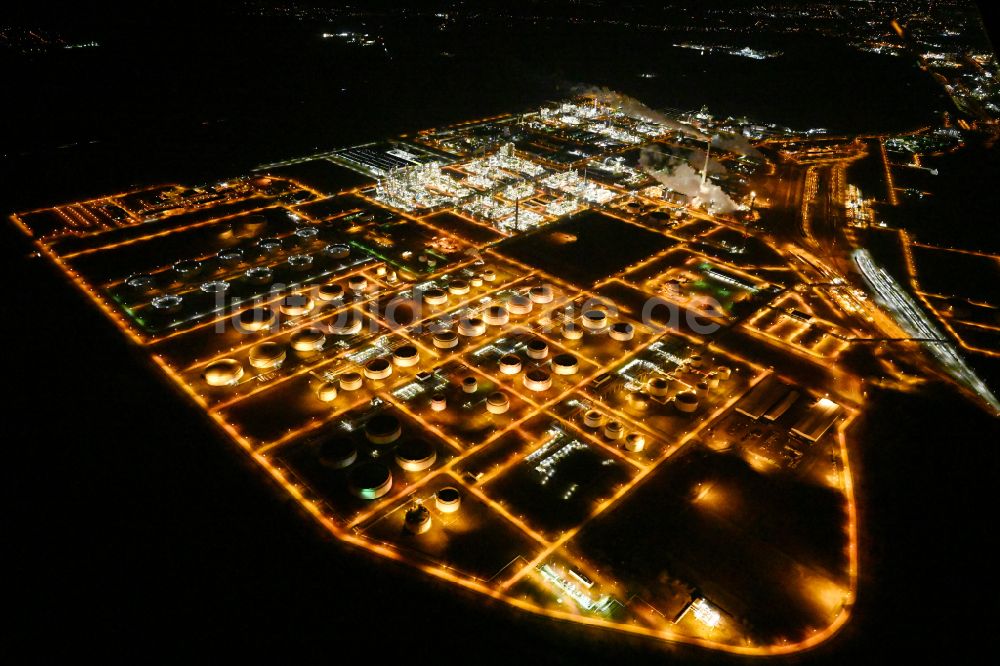 Leuna bei Nacht aus der Vogelperspektive: Nachtluftbild TOTAL Raffinerie Mitteldeutschland in Leuna im Bundesland Sachsen-Anhalt