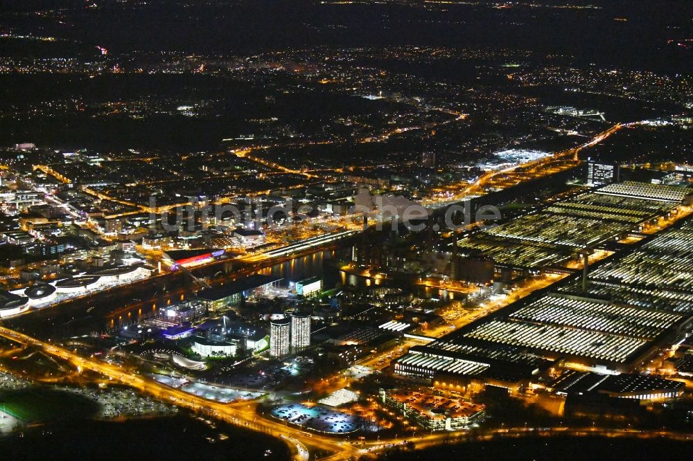 Nacht-Luftaufnahme Wolfsburg - Nachtluftbild Tourismus- Attraktion und Sehenswürdigkeit Autostadt GmbH am Werksgelände der Volkswagen AG in Wolfsburg im Bundesland Niedersachsen, Deutschland