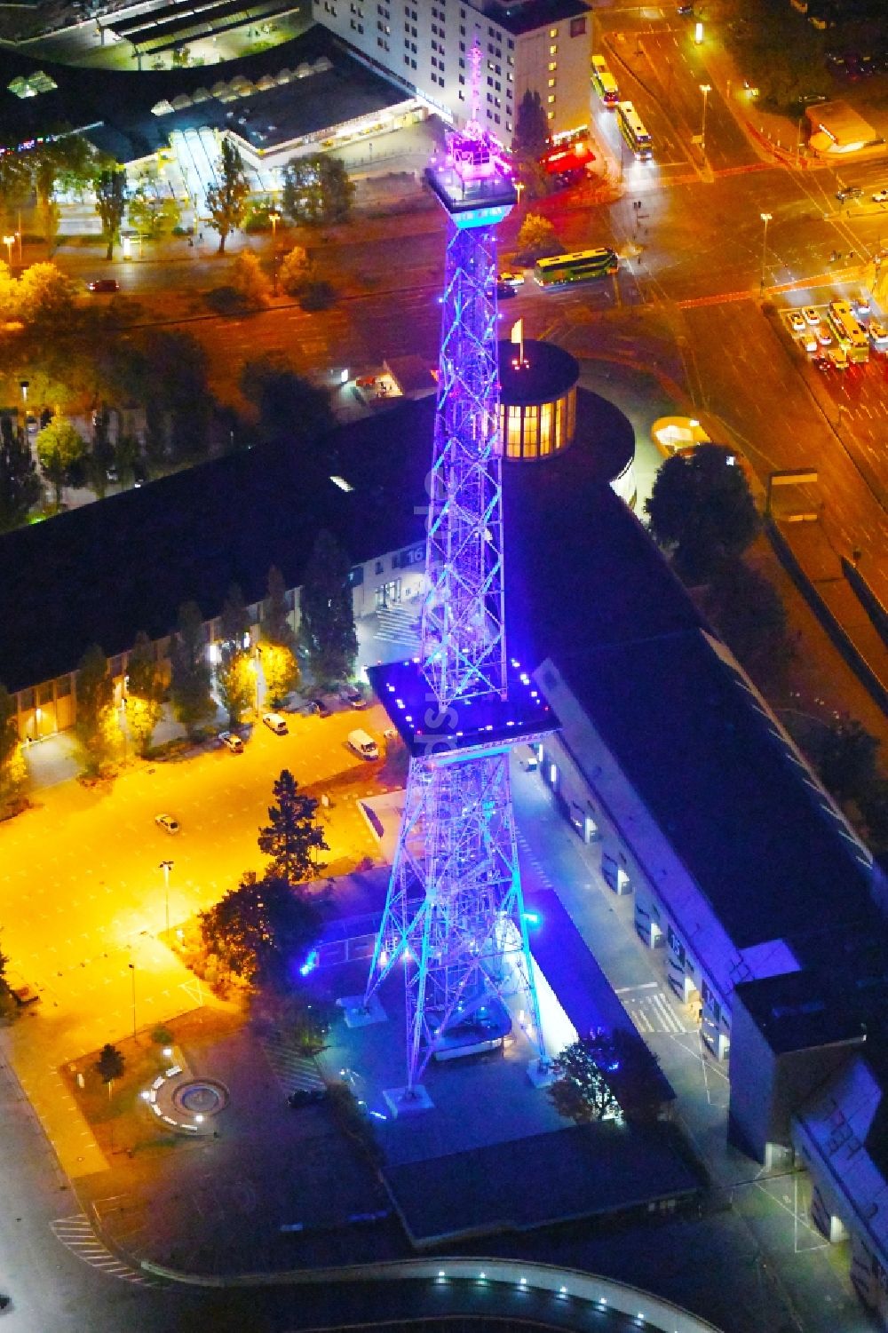 Berlin bei Nacht von oben - Nachtluftbild Tourismus- Attraktion und Sehenswürdigkeit Funkturm am Messegelände im Ortsteil Charlottenburg in Berlin, Deutschland