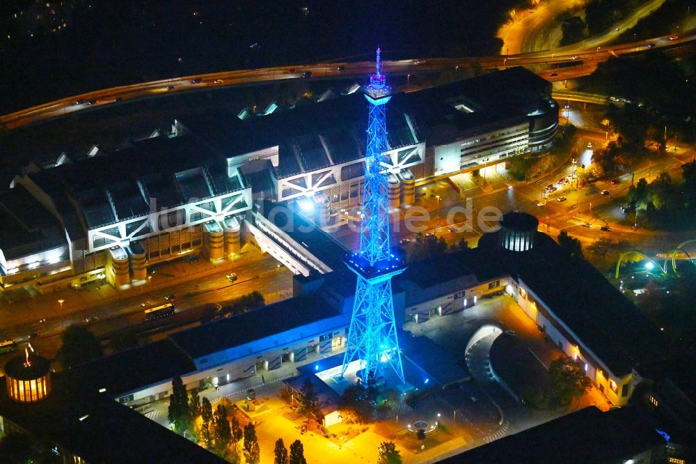 Nachtluftbild Berlin - Nachtluftbild Tourismus- Attraktion und Sehenswürdigkeit Funkturm am Messegelände im Ortsteil Charlottenburg in Berlin, Deutschland