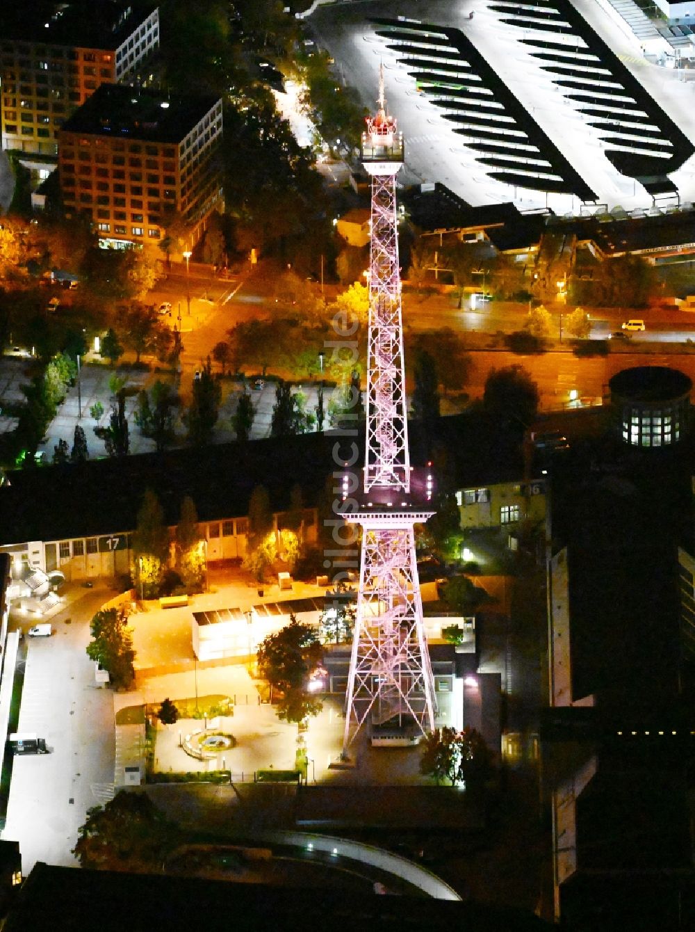 Nacht-Luftaufnahme Berlin - Nachtluftbild Tourismus- Attraktion und Sehenswürdigkeit Funkturm am Messegelände im Ortsteil Charlottenburg in Berlin, Deutschland