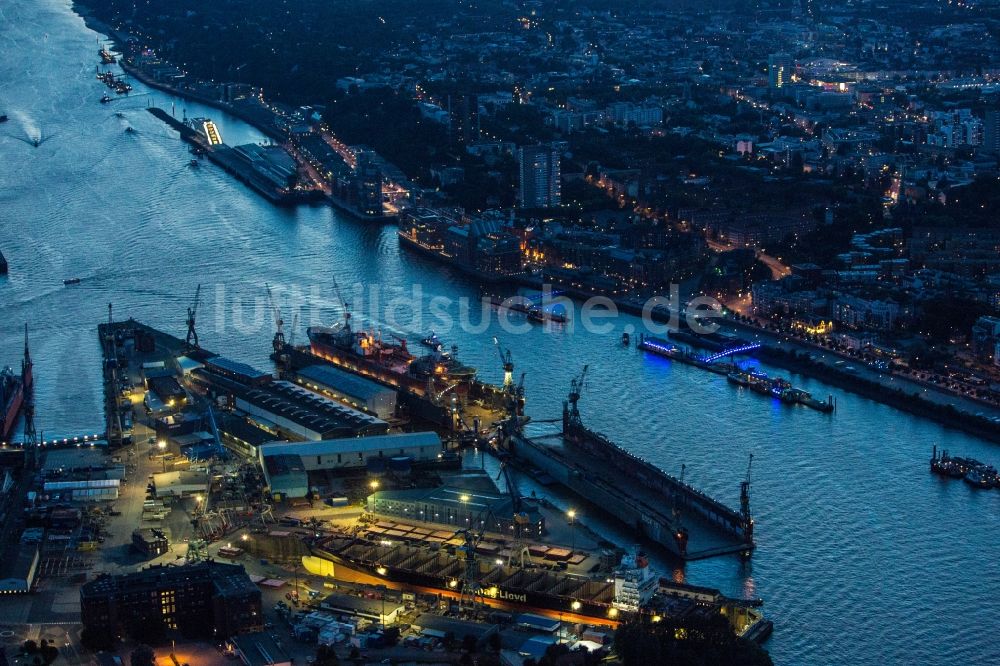 Hamburg bei Nacht von oben - Nachtluftbild Trockendock mit Schiffsrumpf auf dem Blohm und Voss Dock Elbe in Hamburg