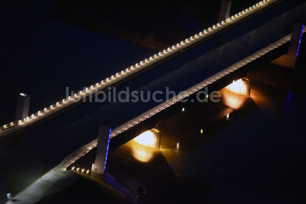 Hohenwarthe bei Nacht aus der Vogelperspektive: Nachtluftbild Trogbrücke am Wasserstraßenkreuz MD bei Hohenwarthe in Sachsen-Anhalt