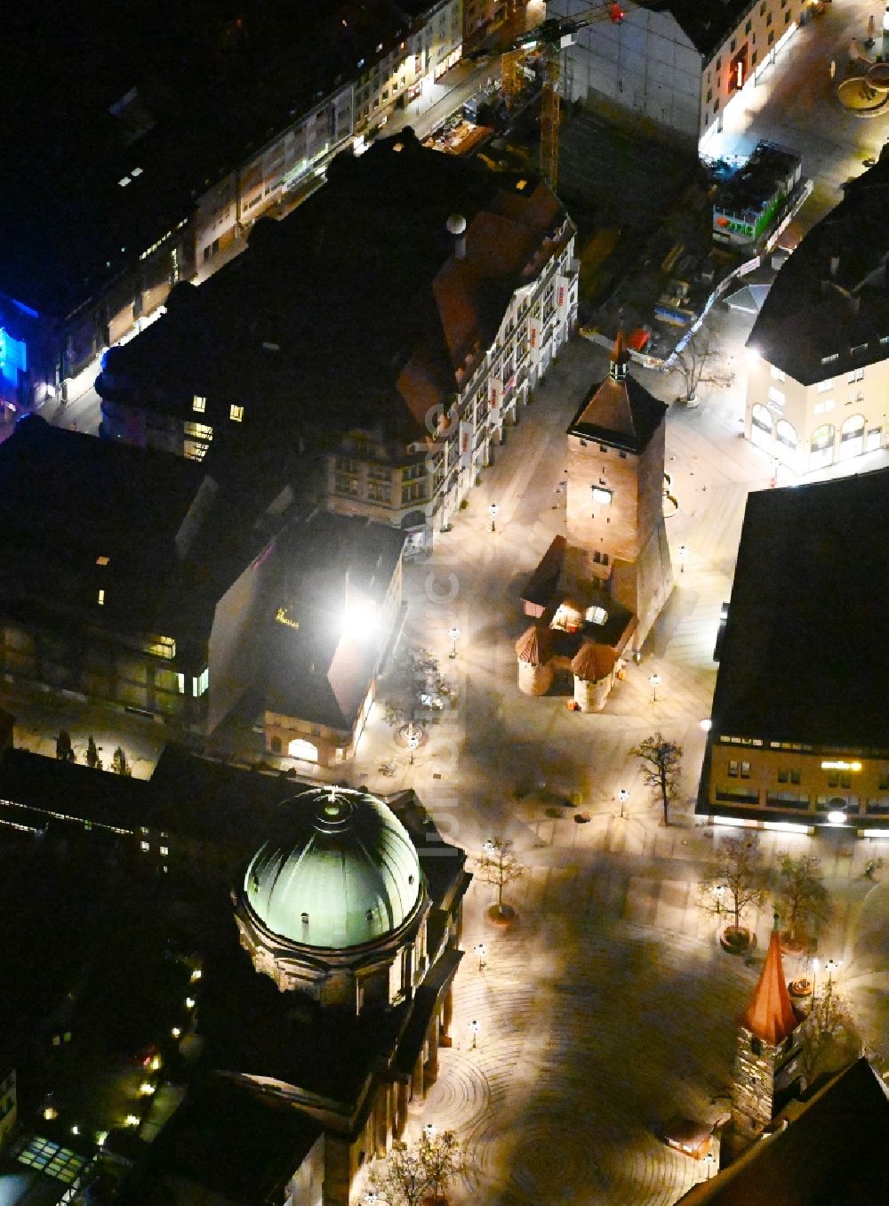 Nacht-Luftaufnahme Nürnberg - Nachtluftbild Turm- Bauwerk Weißer Turm in Nürnberg im Bundesland Bayern, Deutschland