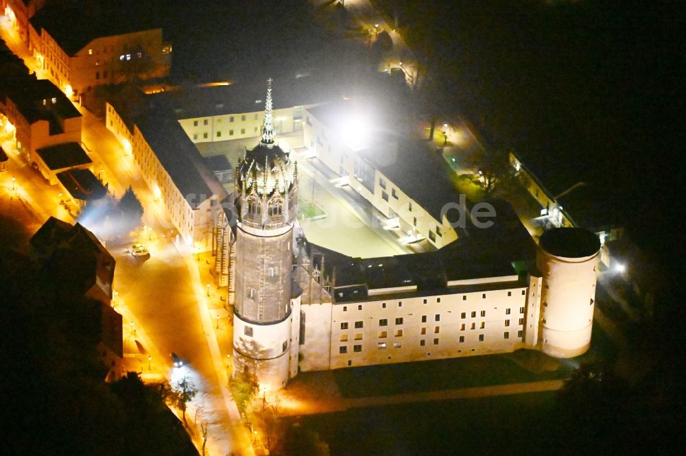 Nachtluftbild Lutherstadt Wittenberg - Nachtluftbild Turm und Kirchenbauten der Schlosskirche in Wittenberg in Sachsen-Anhalt