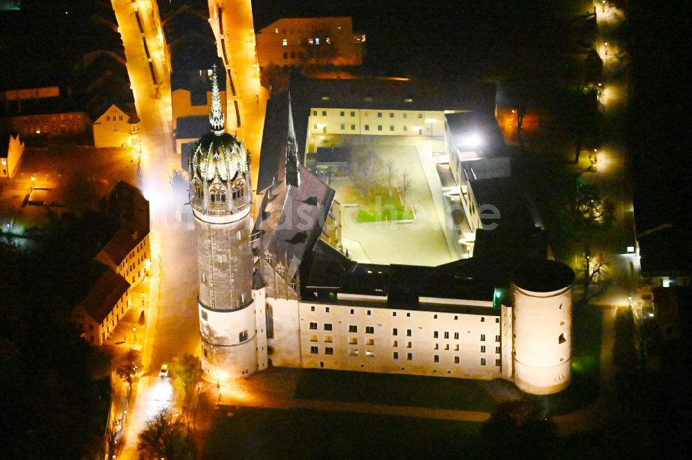 Nacht-Luftaufnahme Lutherstadt Wittenberg - Nachtluftbild Turm und Kirchenbauten der Schlosskirche in Wittenberg in Sachsen-Anhalt
