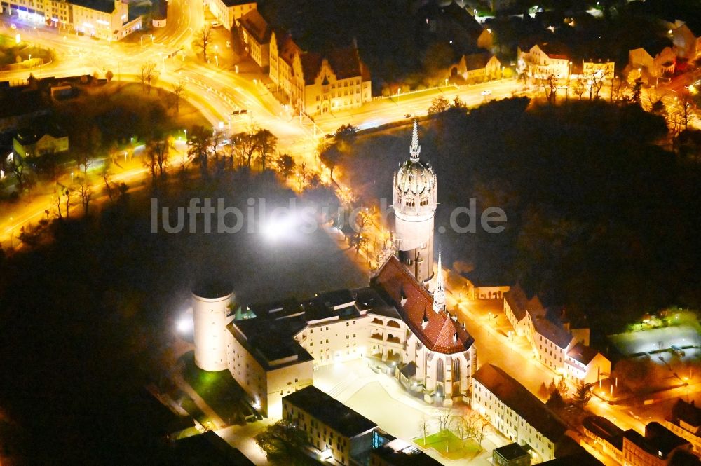 Lutherstadt Wittenberg bei Nacht von oben - Nachtluftbild Turm und Kirchenbauten der Schlosskirche in Wittenberg in Sachsen-Anhalt