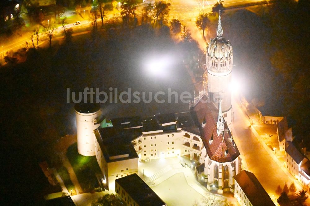 Lutherstadt Wittenberg bei Nacht aus der Vogelperspektive: Nachtluftbild Turm und Kirchenbauten der Schlosskirche in Wittenberg in Sachsen-Anhalt