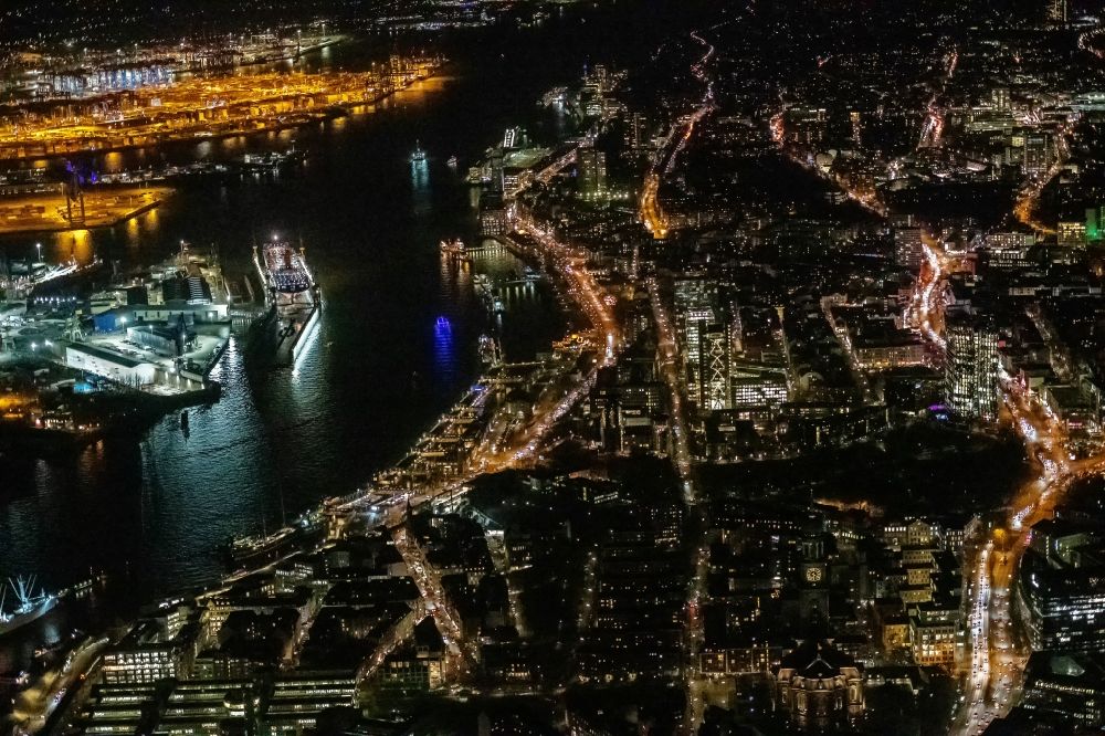 Hamburg bei Nacht aus der Vogelperspektive: Nachtluftbild Uferbereiche am Flußverlauf der Elbe entlang der Landungsbrücken im Stadtteil St. Pauli in Hamburg