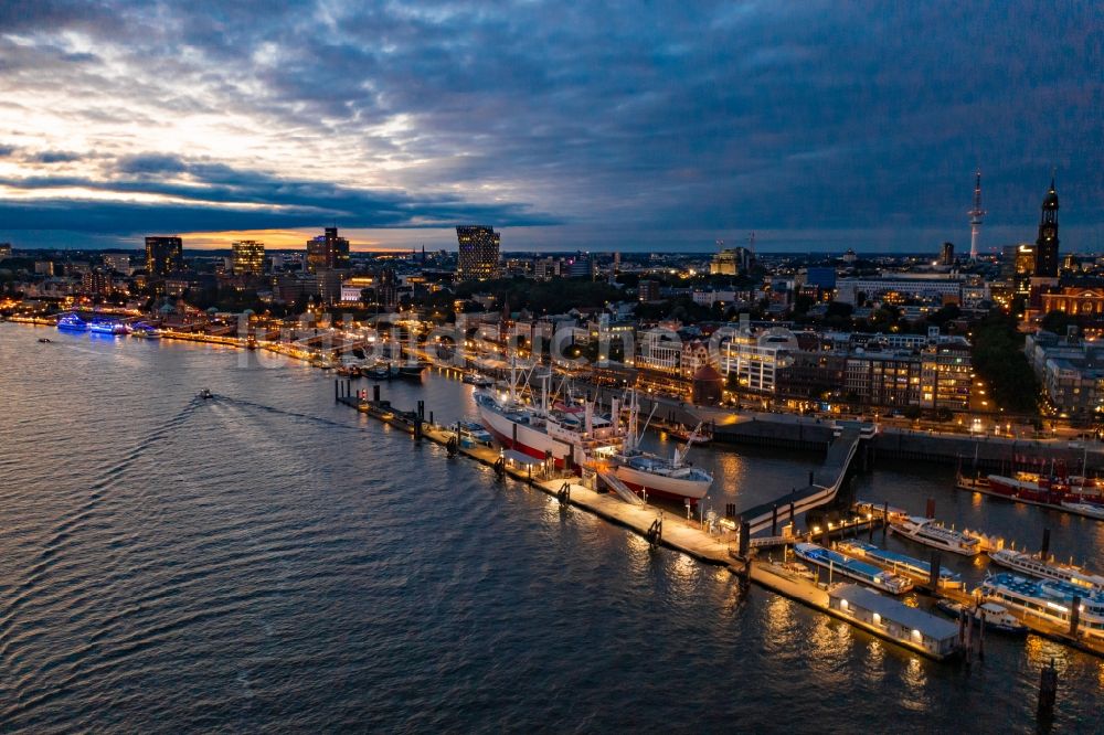Nachtluftbild Hamburg - Nachtluftbild Uferbereiche am Flußverlauf der Elbe entlang der Landungsbrücken im Stadtteil St. Pauli in Hamburg