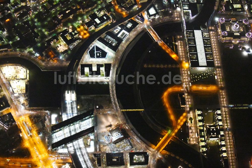 Nacht-Luftaufnahme Berlin - Nachtluftbild Uferbereiche am Flußverlauf der Spree am Hauptbahnhof im Ortsteil Mitte in Berlin, Deutschland