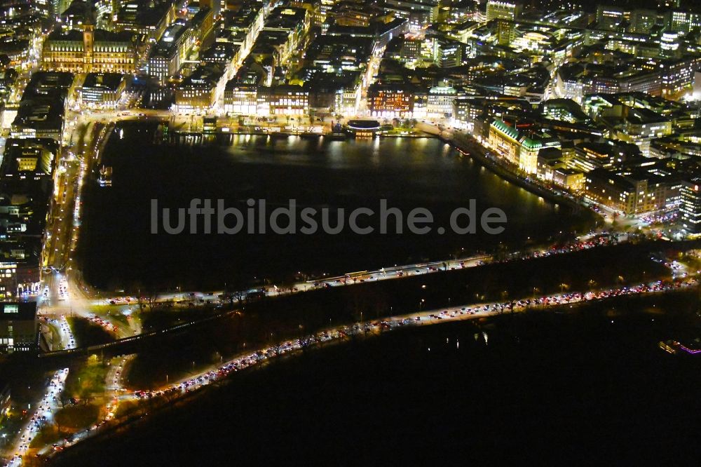 Nachtluftbild Hamburg - Nachtluftbild Uferbereiche und Jungfernstieg des Sees Binnenalster in Hamburg, Deutschland