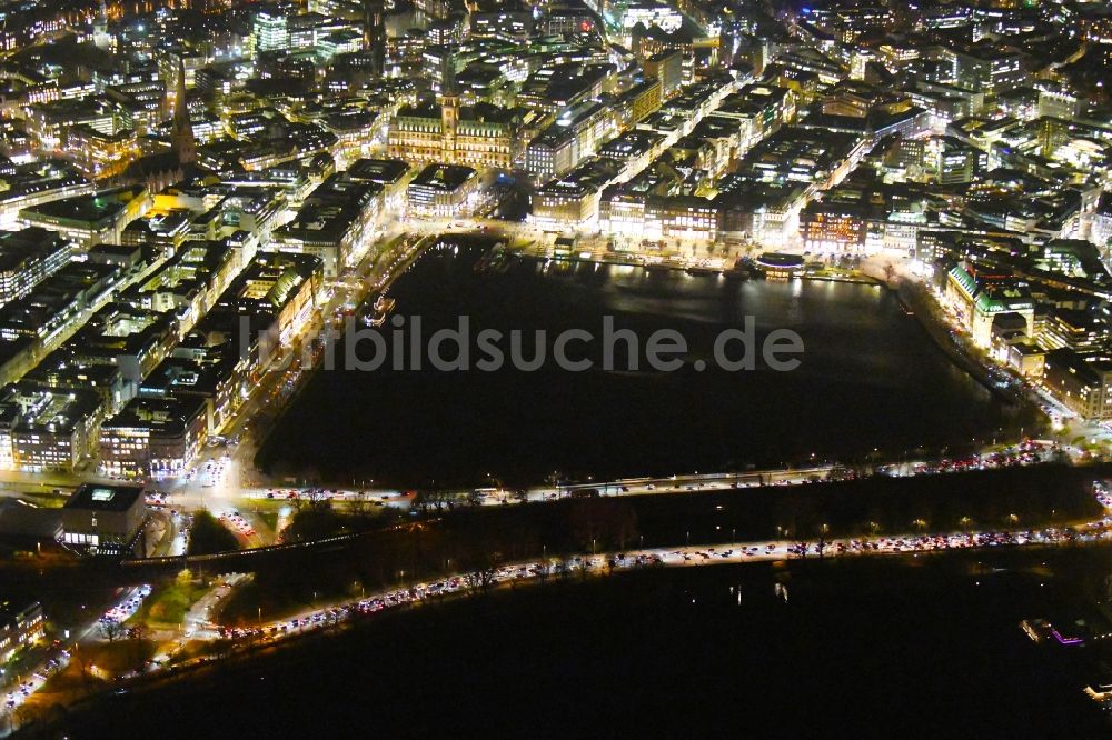Hamburg bei Nacht von oben - Nachtluftbild Uferbereiche und Jungfernstieg des Sees Binnenalster in Hamburg, Deutschland