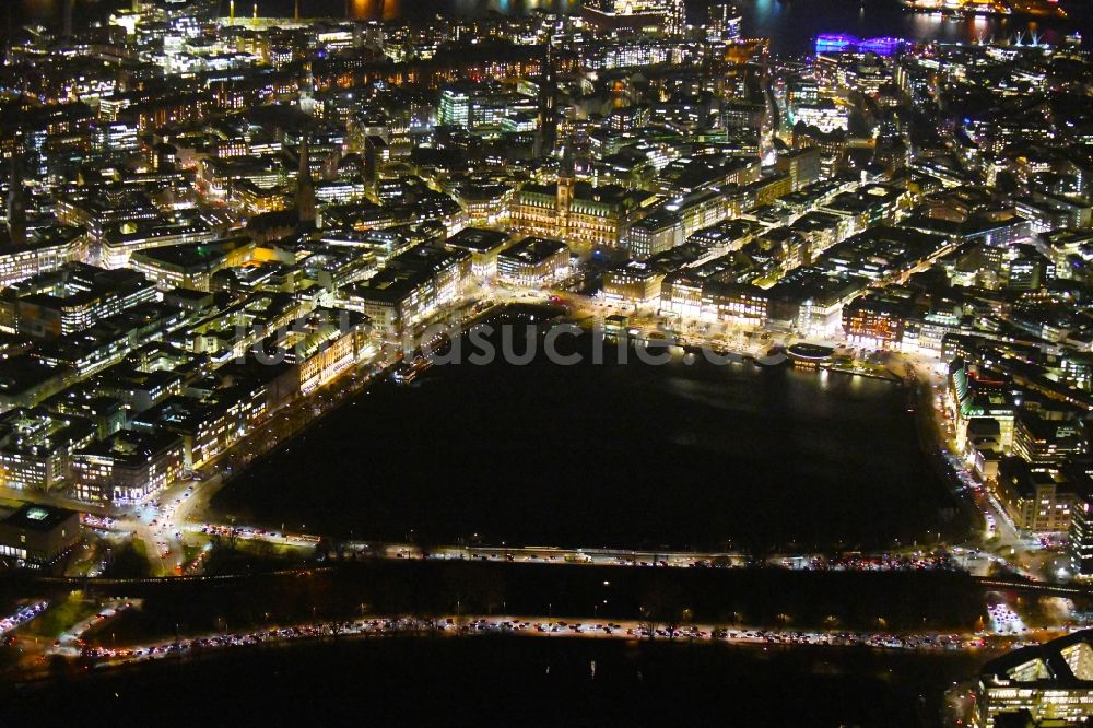 Hamburg bei Nacht aus der Vogelperspektive: Nachtluftbild Uferbereiche und Jungfernstieg des Sees Binnenalster in Hamburg, Deutschland