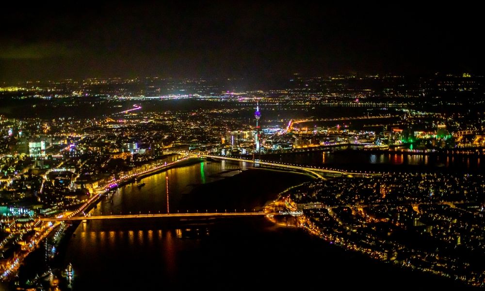 Nacht-Luftaufnahme Düsseldorf - Nachtluftbild Uferbereiche am des Rhein Flußverlauf in Düsseldorf im Bundesland Nordrhein-Westfalen, Deutschland