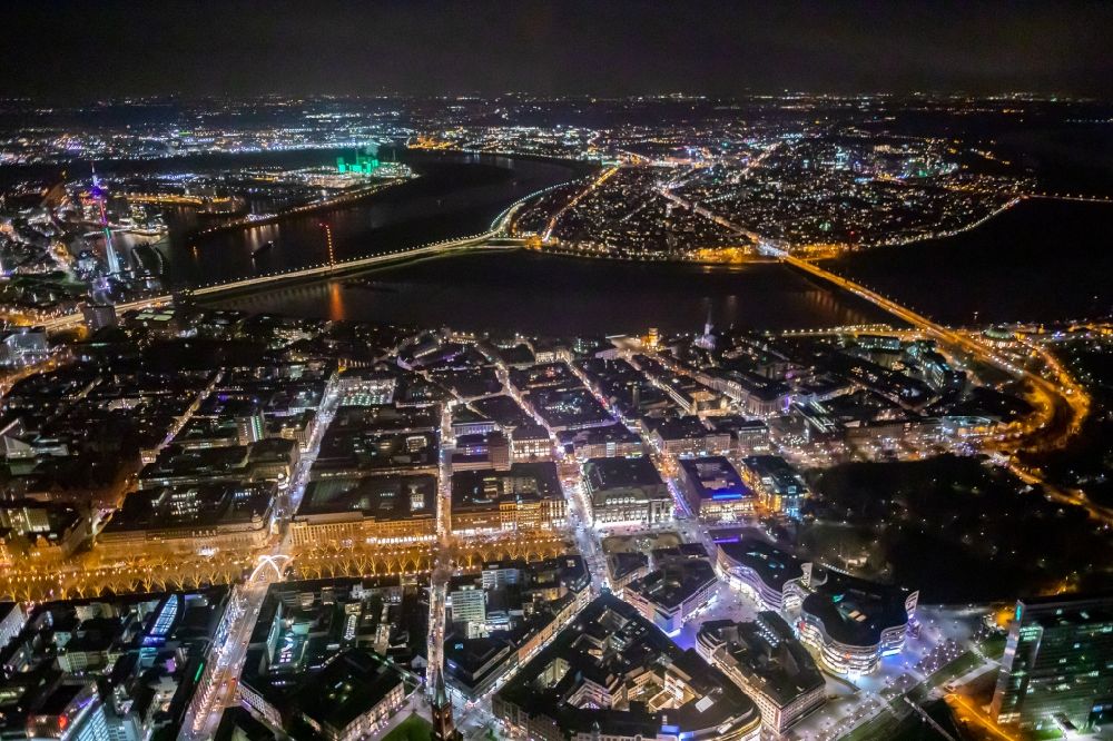 Düsseldorf bei Nacht aus der Vogelperspektive: Nachtluftbild Uferbereiche am Rhein Flußverlauf in Düsseldorf im Bundesland Nordrhein-Westfalen, Deutschland