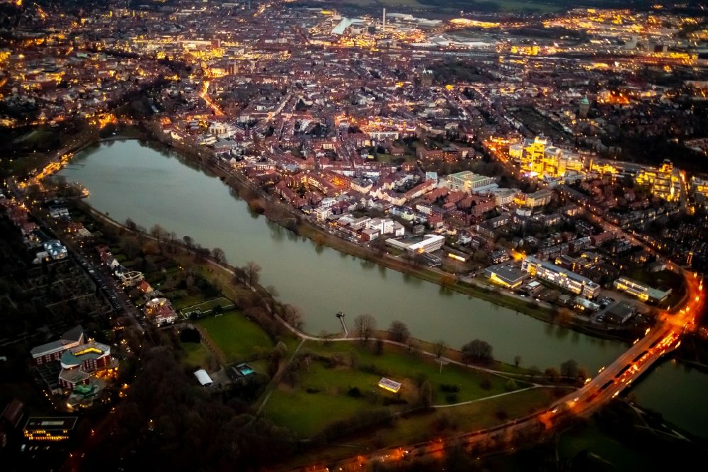 Münster bei Nacht von oben - Nachtluftbild Uferbereiche des Sees des Aasee in Münster im Bundesland Nordrhein-Westfalen, Deutschland