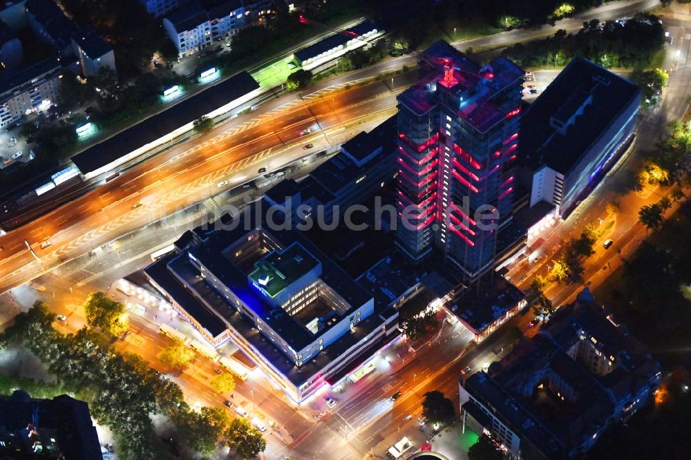 Nacht-Luftaufnahme Berlin - Nachtluftbild Umbau Hochhaus- Gebäude Steglitzer Kreisel im Bezirk Steglitz in Berlin