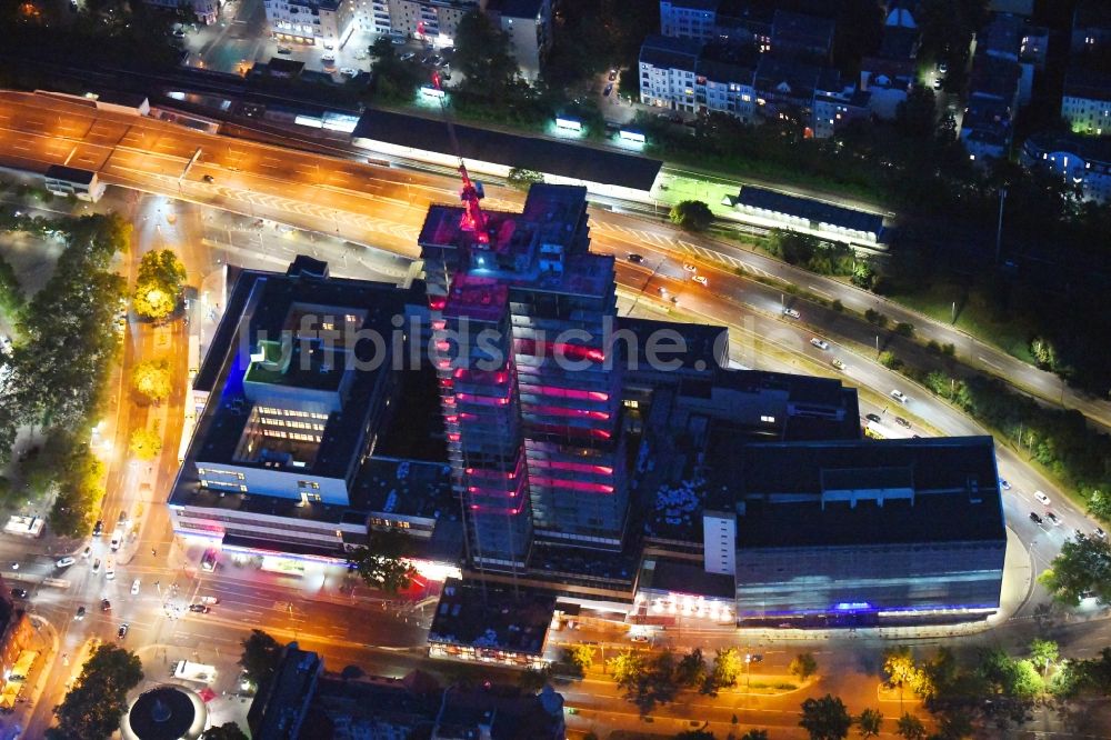 Berlin bei Nacht aus der Vogelperspektive: Nachtluftbild Umbau Hochhaus- Gebäude Steglitzer Kreisel im Bezirk Steglitz in Berlin
