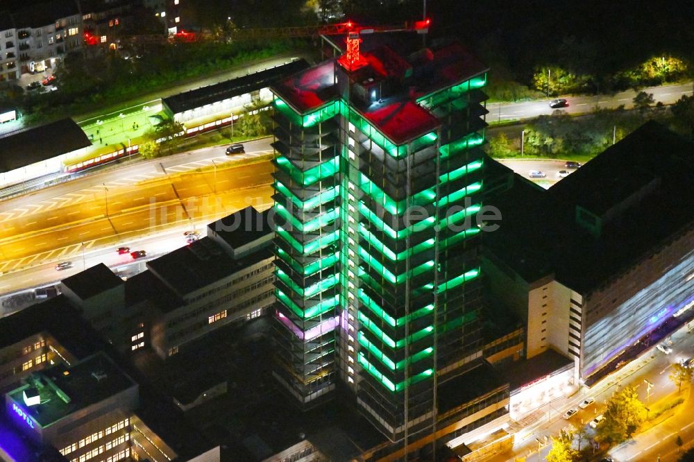 Berlin bei Nacht von oben - Nachtluftbild Umbau Hochhaus- Gebäude Steglitzer Kreisel im Bezirk Steglitz in Berlin