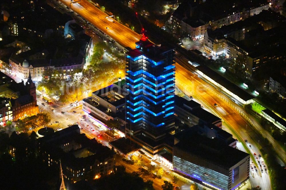Nacht-Luftaufnahme Berlin - Nachtluftbild Umbau Hochhaus- Gebäude Steglitzer Kreisel im Bezirk Steglitz in Berlin