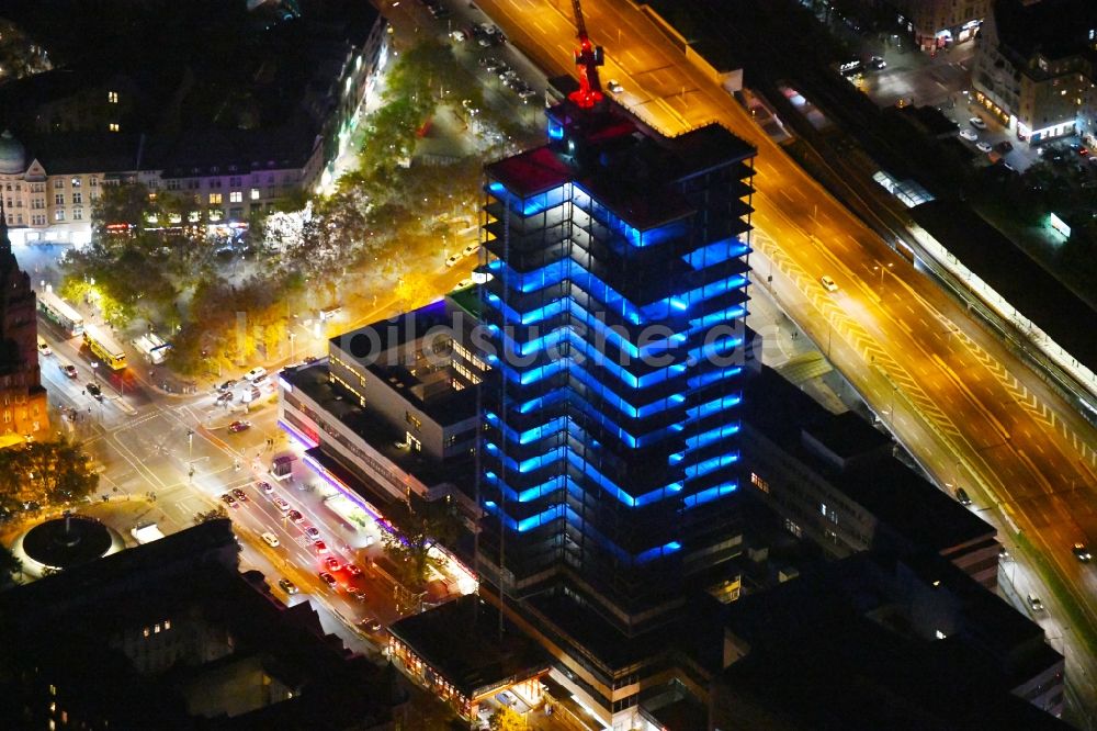 Berlin bei Nacht aus der Vogelperspektive: Nachtluftbild Umbau Hochhaus- Gebäude Steglitzer Kreisel im Bezirk Steglitz in Berlin