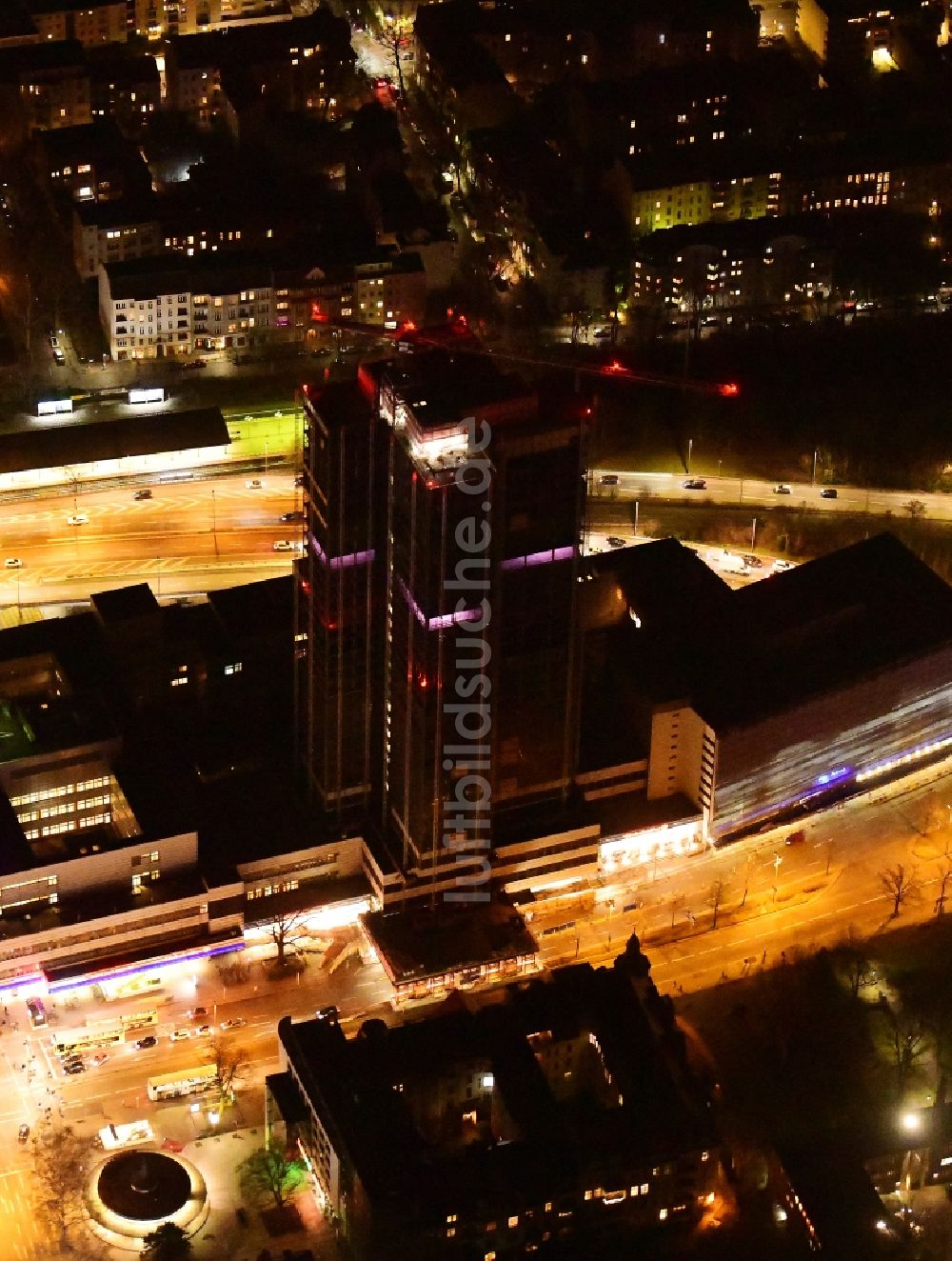 Nacht-Luftaufnahme Berlin - Nachtluftbild Umbau Hochhaus- Gebäude Steglitzer Kreisel an der Schloßstraße im Bezirk Steglitz in Berlin