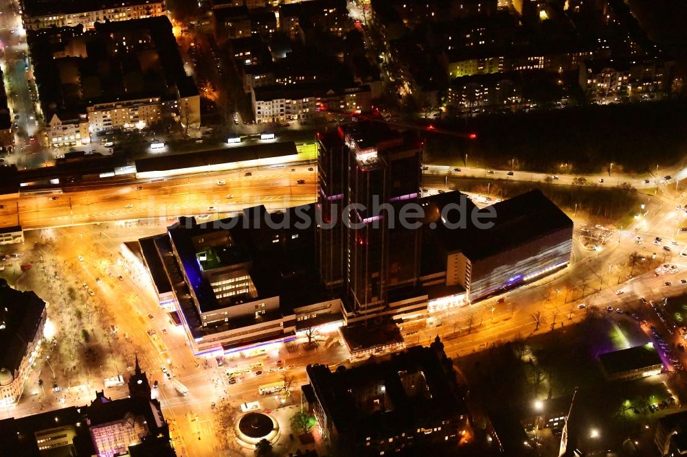 Berlin bei Nacht von oben - Nachtluftbild Umbau Hochhaus- Gebäude Steglitzer Kreisel an der Schloßstraße im Bezirk Steglitz in Berlin