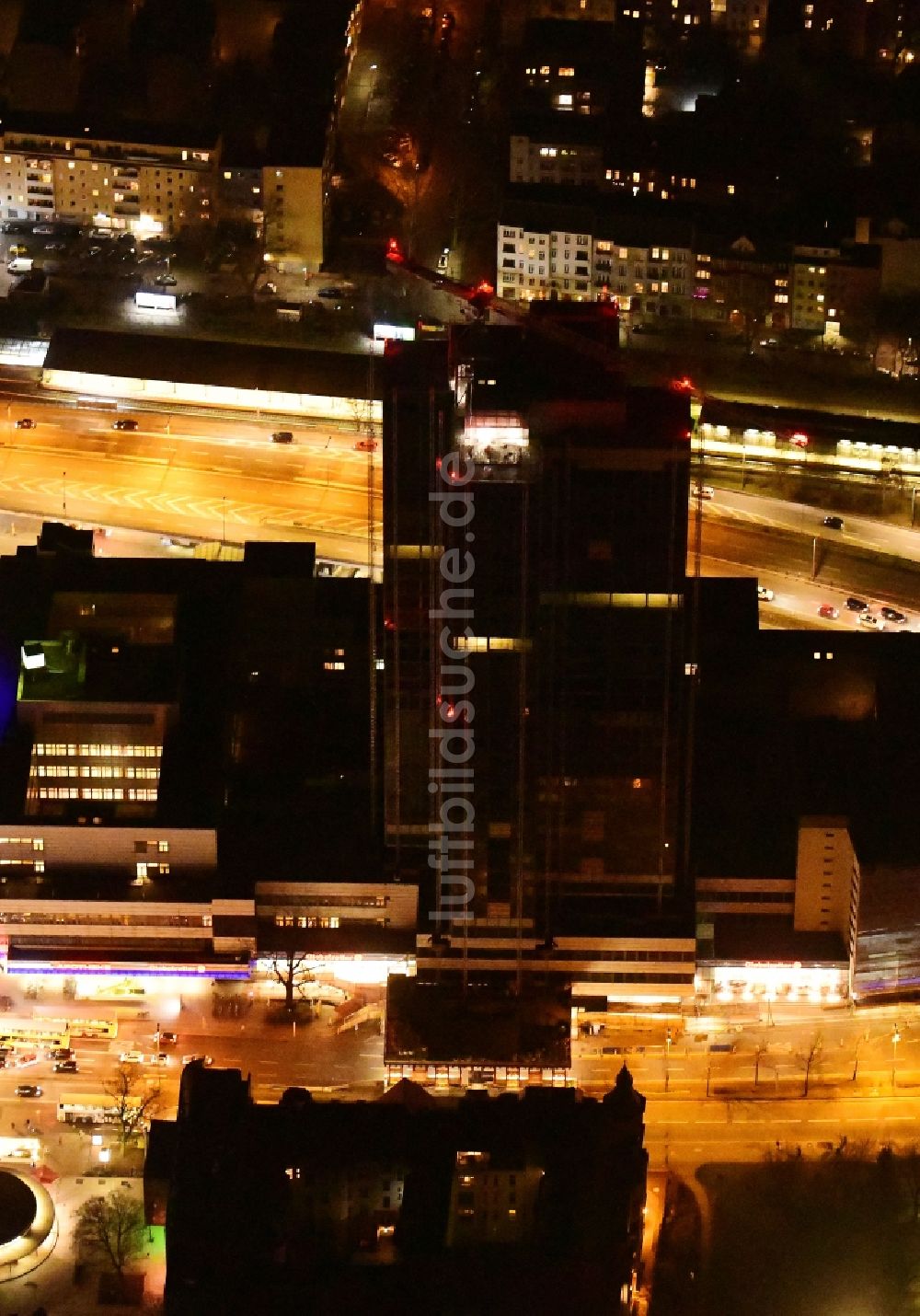 Berlin bei Nacht aus der Vogelperspektive: Nachtluftbild Umbau Hochhaus- Gebäude Steglitzer Kreisel an der Schloßstraße im Bezirk Steglitz in Berlin